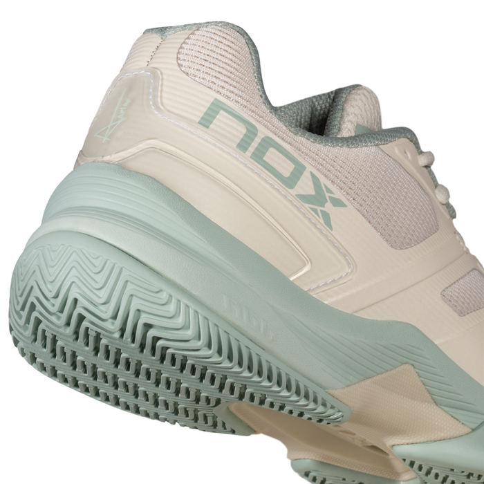 Chaussures de padel Femme Nox AT10 Pro Beige - Esprit Padel Shop